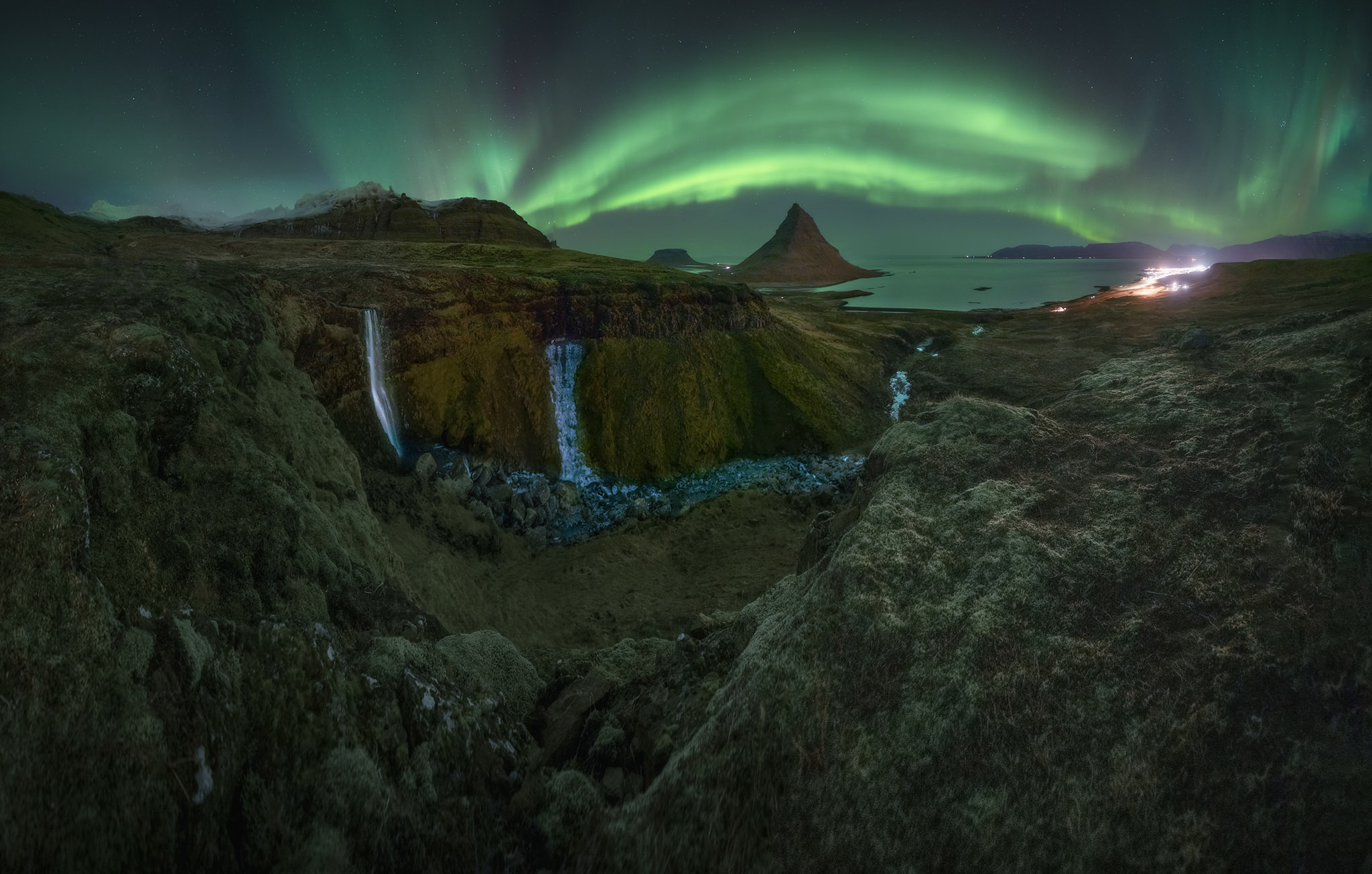 Aurora Boreal verde sobre la montaña Kirkjufell. La caza de auroras es un foco esencial de nuestro viaje fotográfico a Islandia.