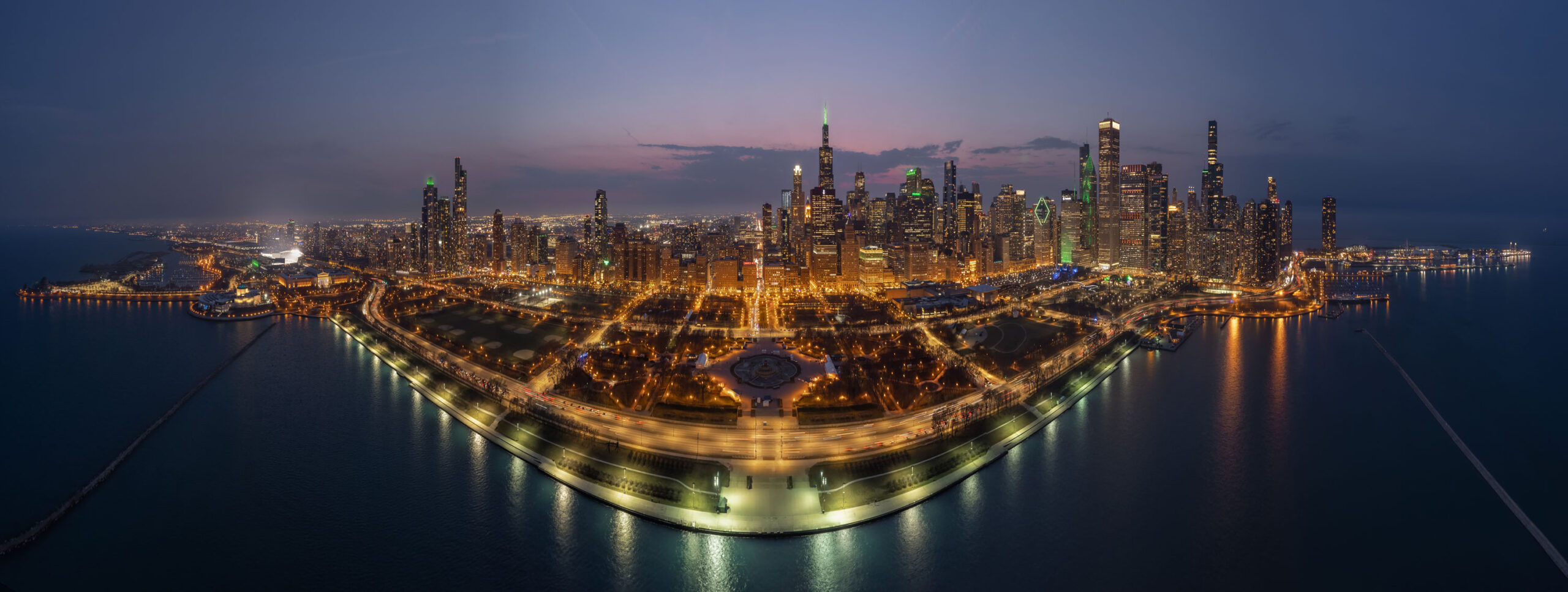 Panorámica aérea nocturna de la ciudad iluminada en EEUU. Dominio de la larga exposición avanzada desde el aire.