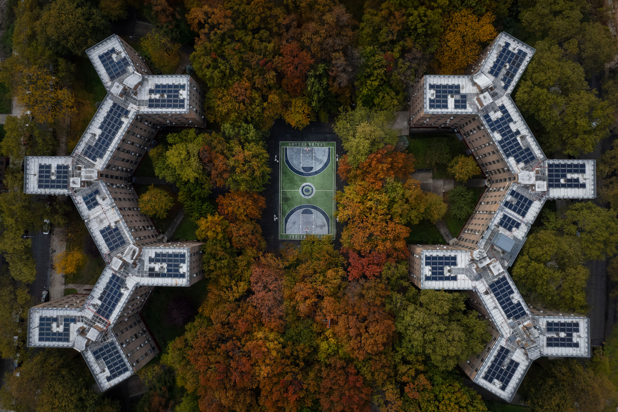Composición cenital de arquitectura urbana y patrones geométricos en Nueva York. Se enseña en el taller de fotografía con drones.